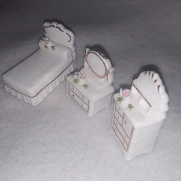 Maruri Masterpiece Bone China Dollhouse Furniture Bed Dresser Vanity Vintage... - Picture 3 of 7
